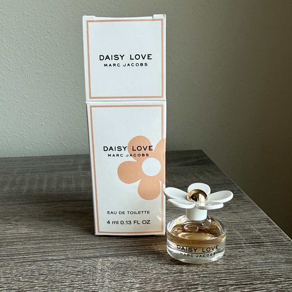 Marc Jacobs Daisy Love- White and Gold Accents